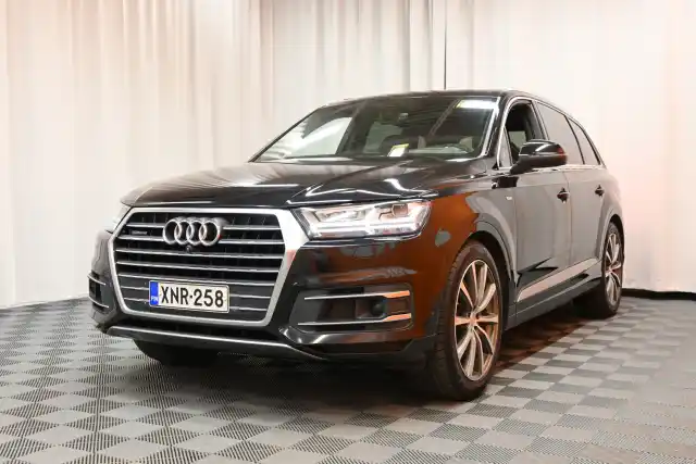 Musta Maastoauto, Audi Q7 – XNR-258