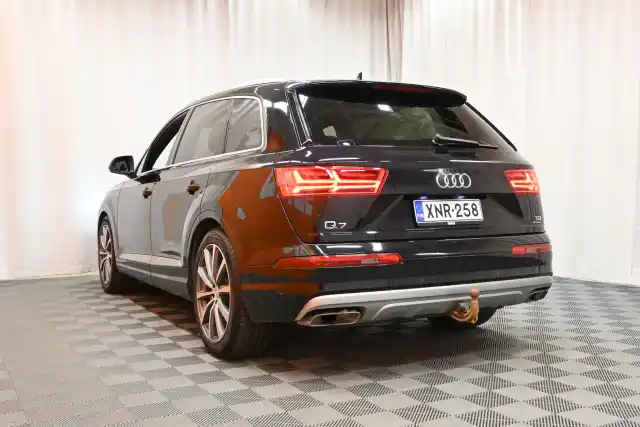 Musta Maastoauto, Audi Q7 – XNR-258