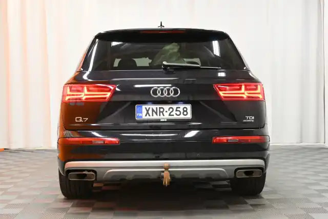 Musta Maastoauto, Audi Q7 – XNR-258