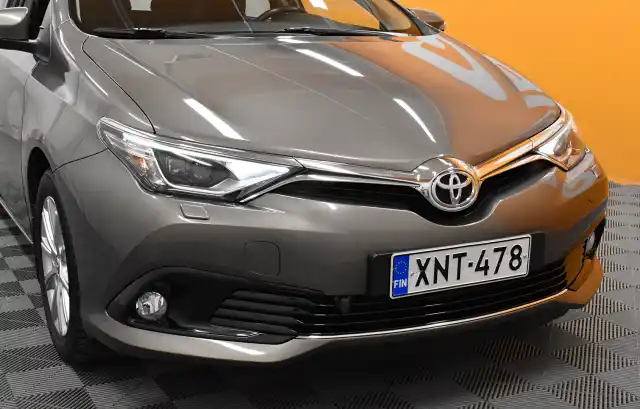 Harmaa Viistoperä, Toyota Auris – XNT-478