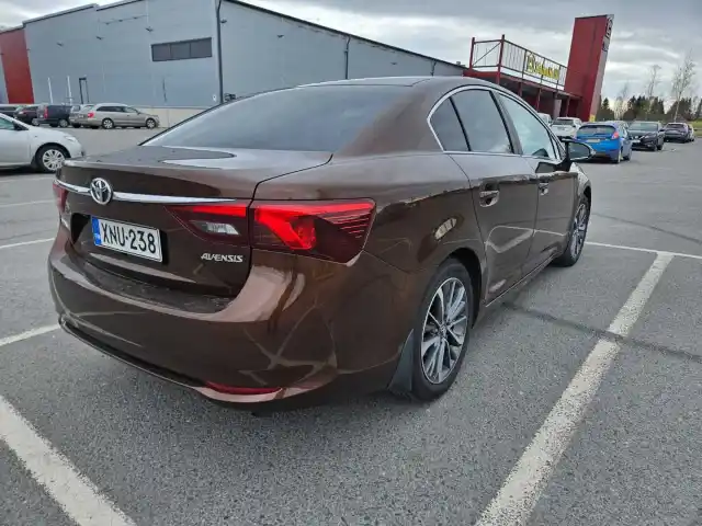 Harmaa Sedan, Toyota Avensis – XNU-238