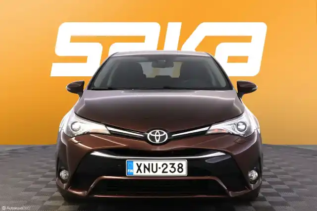 Harmaa Sedan, Toyota Avensis – XNU-238