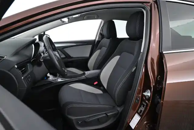Harmaa Sedan, Toyota Avensis – XNU-238
