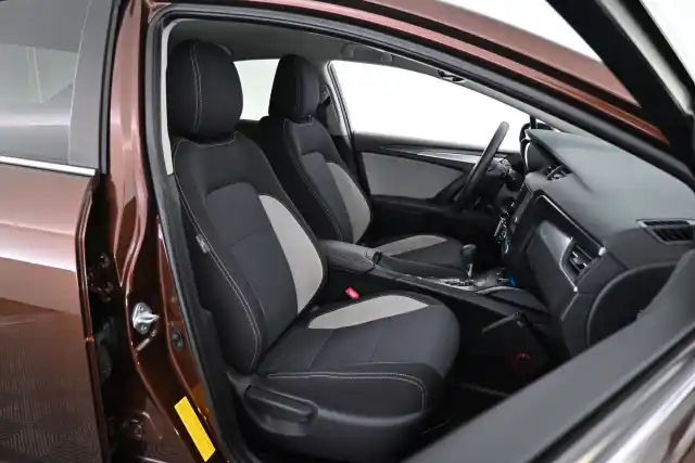 Harmaa Sedan, Toyota Avensis – XNU-238