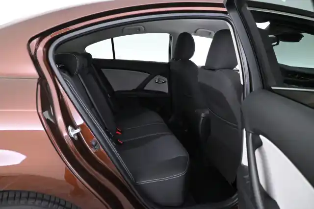 Harmaa Sedan, Toyota Avensis – XNU-238