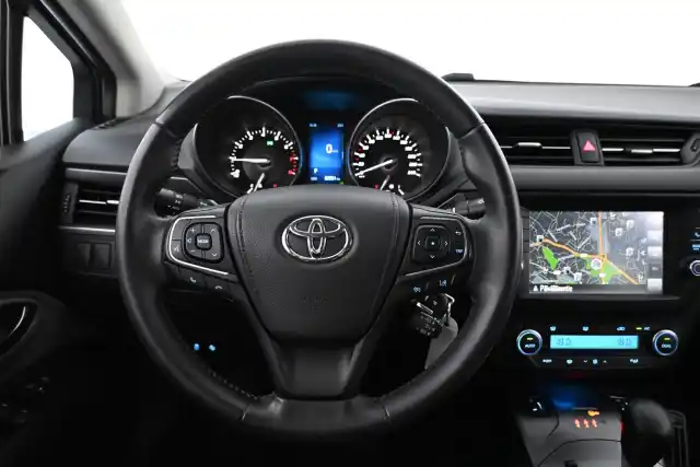 Harmaa Sedan, Toyota Avensis – XNU-238