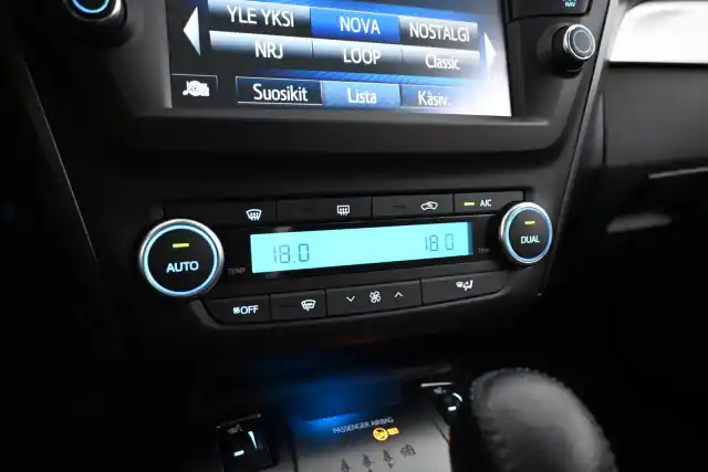 Harmaa Sedan, Toyota Avensis – XNU-238