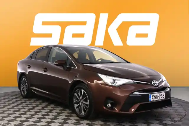 Harmaa Sedan, Toyota Avensis – XNU-238