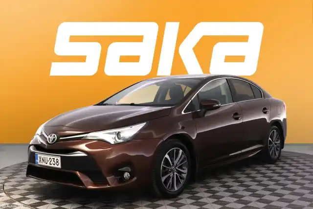 Harmaa Sedan, Toyota Avensis – XNU-238