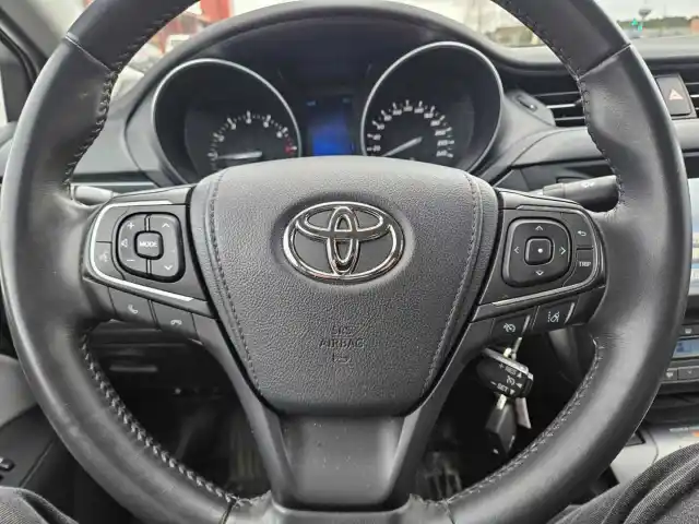 Harmaa Sedan, Toyota Avensis – XNU-238