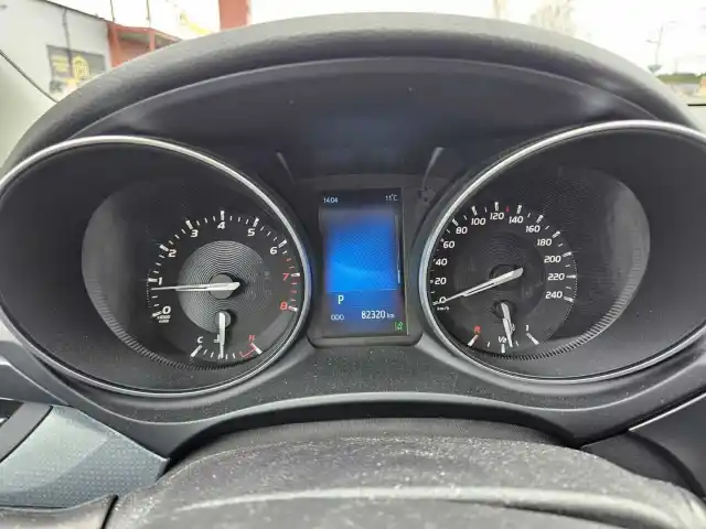 Harmaa Sedan, Toyota Avensis – XNU-238