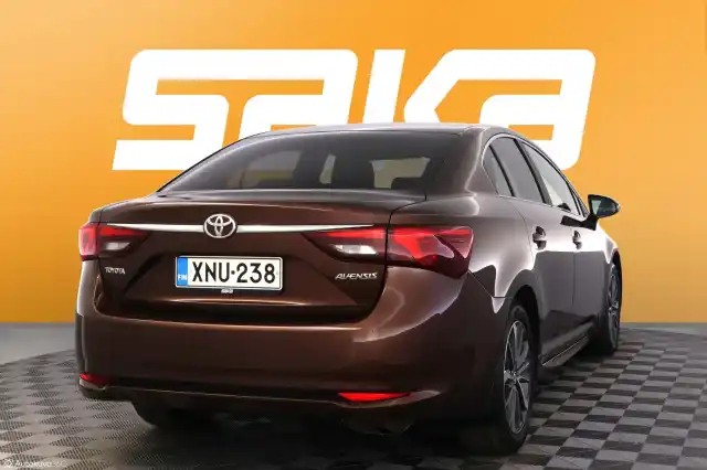 Harmaa Sedan, Toyota Avensis – XNU-238