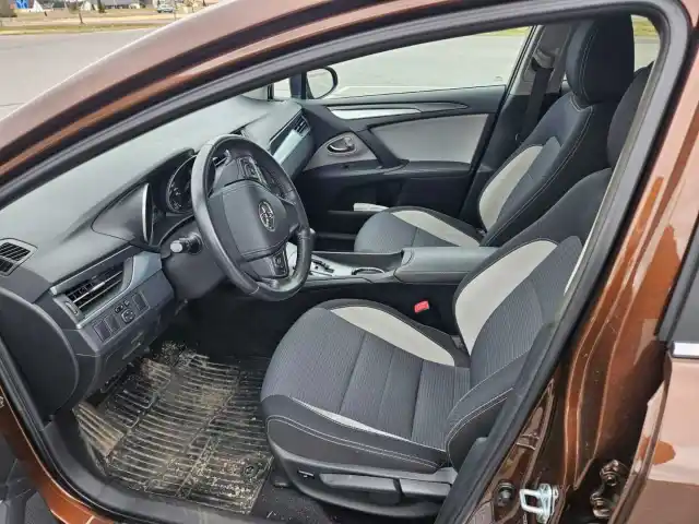 Harmaa Sedan, Toyota Avensis – XNU-238