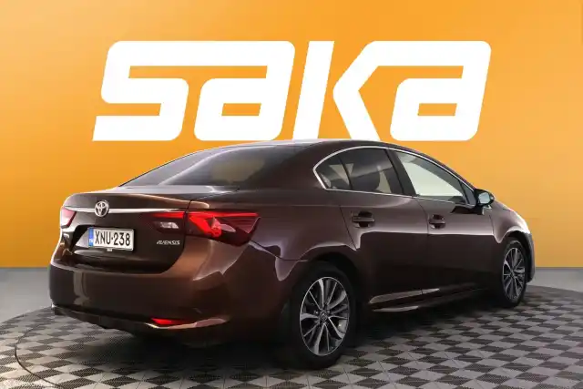 Harmaa Sedan, Toyota Avensis – XNU-238