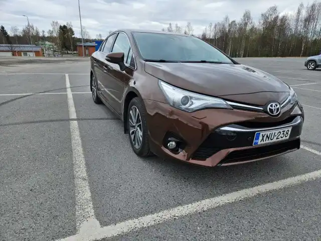 Harmaa Sedan, Toyota Avensis – XNU-238