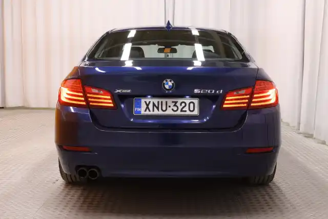 Sininen Sedan, BMW 520 – XNU-320