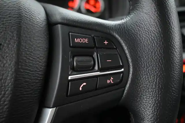 Valkoinen Maastoauto, BMW X3 – XNV-151