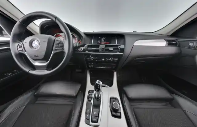 Valkoinen Maastoauto, BMW X3 – XNV-151
