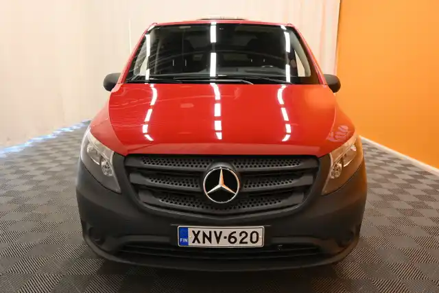 Punainen Pakettiauto, Mercedes-Benz Vito – XNV-620