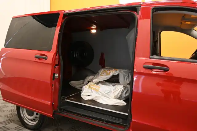 Punainen Pakettiauto, Mercedes-Benz Vito – XNV-620