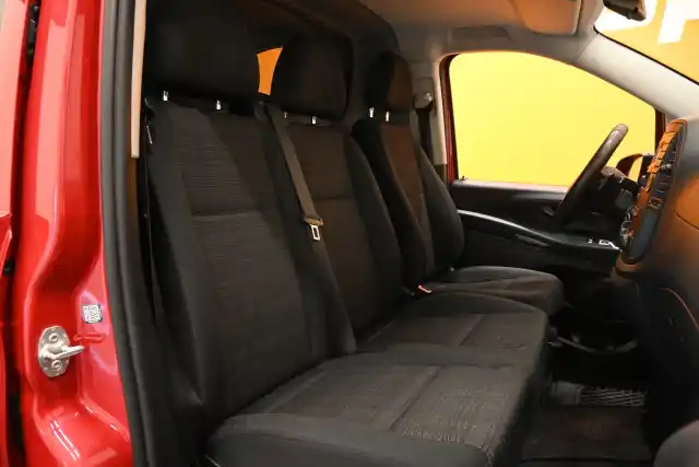Punainen Pakettiauto, Mercedes-Benz Vito – XNV-620
