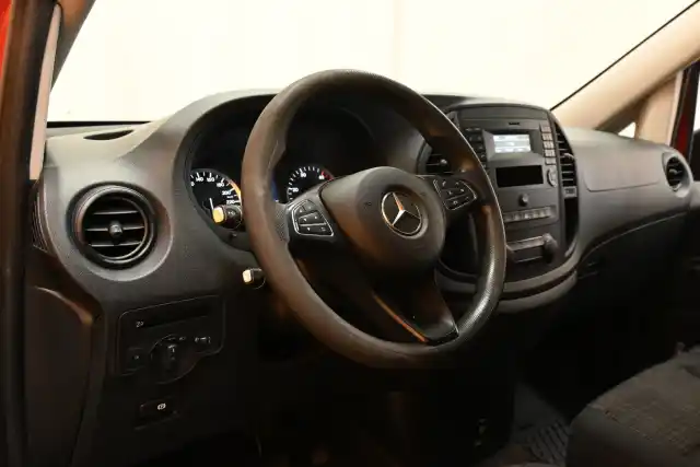 Punainen Pakettiauto, Mercedes-Benz Vito – XNV-620