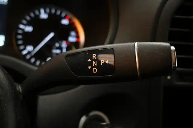 Punainen Pakettiauto, Mercedes-Benz Vito – XNV-620