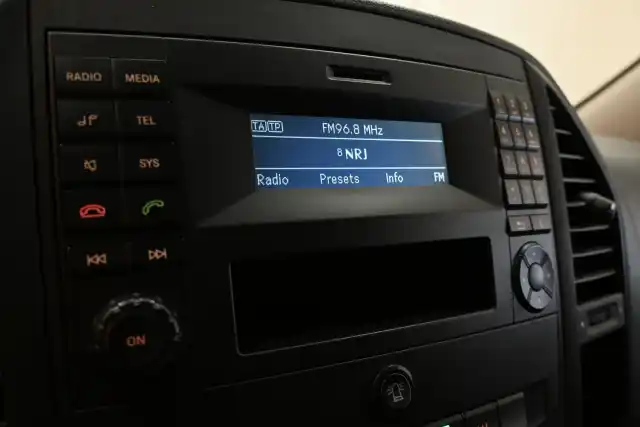 Punainen Pakettiauto, Mercedes-Benz Vito – XNV-620