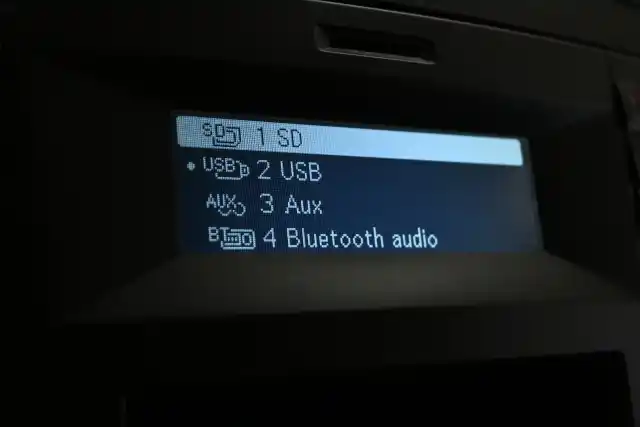 Punainen Pakettiauto, Mercedes-Benz Vito – XNV-620