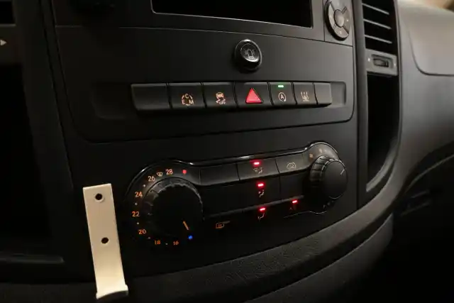Punainen Pakettiauto, Mercedes-Benz Vito – XNV-620