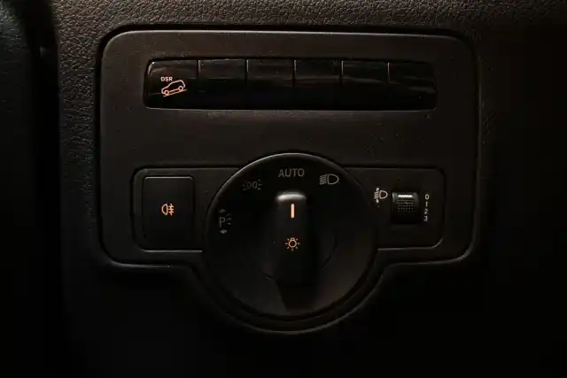 Punainen Pakettiauto, Mercedes-Benz Vito – XNV-620
