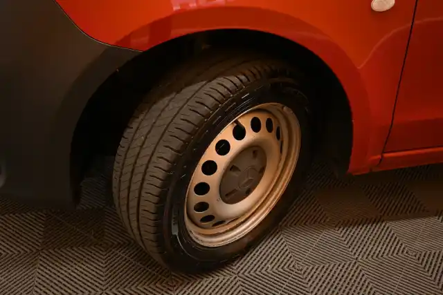 Punainen Pakettiauto, Mercedes-Benz Vito – XNV-620