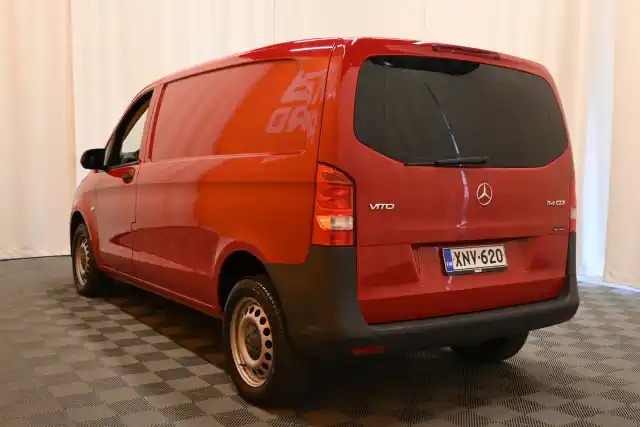 Punainen Pakettiauto, Mercedes-Benz Vito – XNV-620