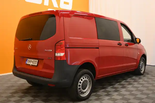 Punainen Pakettiauto, Mercedes-Benz Vito – XNV-620