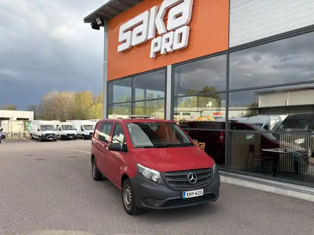 Punainen Pakettiauto, Mercedes-Benz Vito – XNV-620