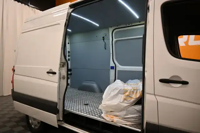 Valkoinen Pakettiauto, Volkswagen Crafter – XNX-874