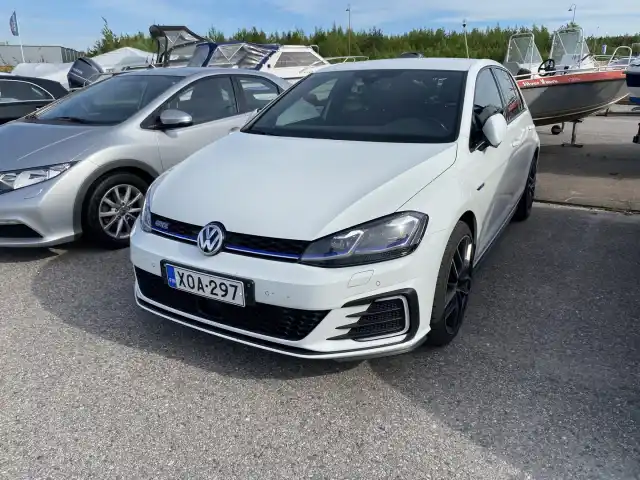 Valkoinen Viistoperä, Volkswagen Golf – XOA-297