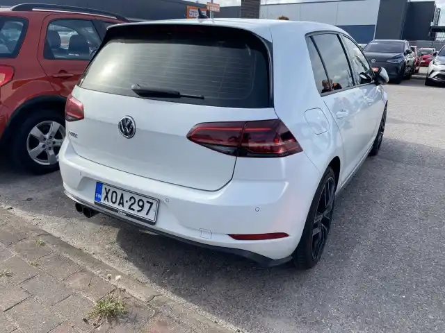 Valkoinen Viistoperä, Volkswagen Golf – XOA-297