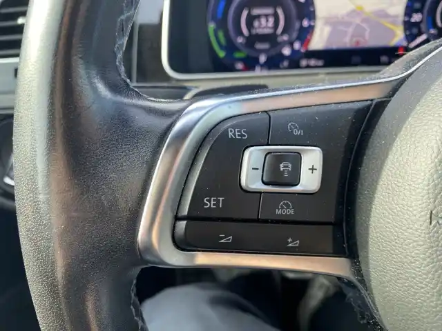 Valkoinen Viistoperä, Volkswagen Golf – XOA-297