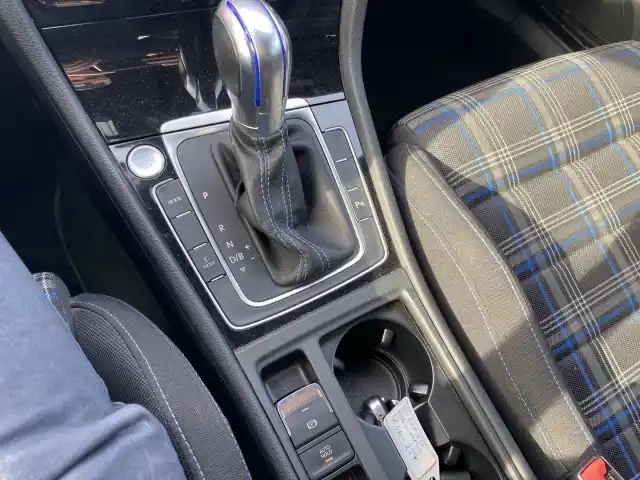 Valkoinen Viistoperä, Volkswagen Golf – XOA-297