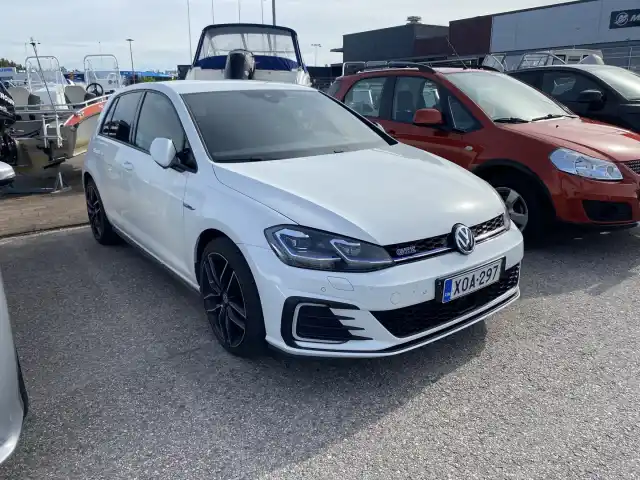 Valkoinen Viistoperä, Volkswagen Golf – XOA-297