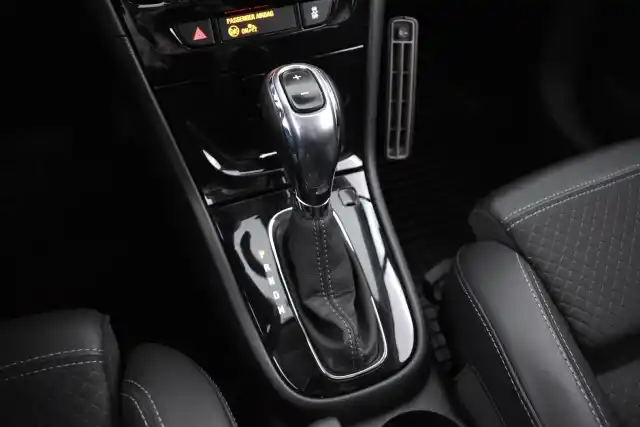 Harmaa Maastoauto, Opel Mokka – XOA-429