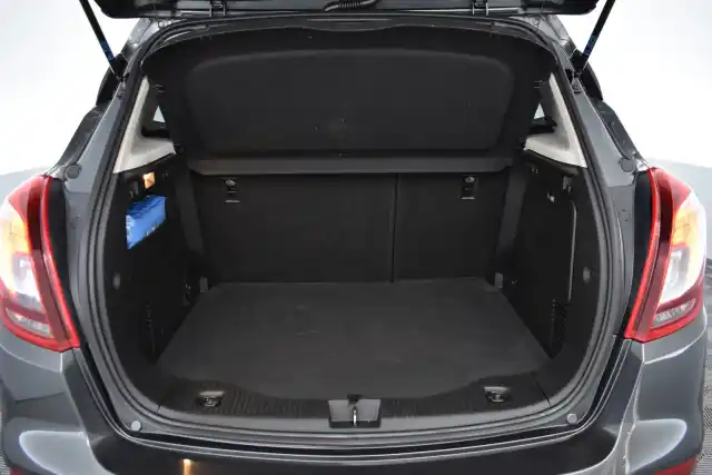 Harmaa Maastoauto, Opel Mokka – XOA-429