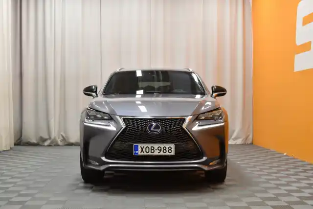 Harmaa Maastoauto, Lexus NX – XOB-988