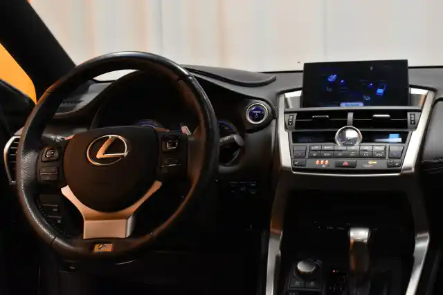 Harmaa Maastoauto, Lexus NX – XOB-988