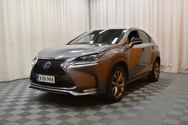 Harmaa Maastoauto, Lexus NX – XOB-988