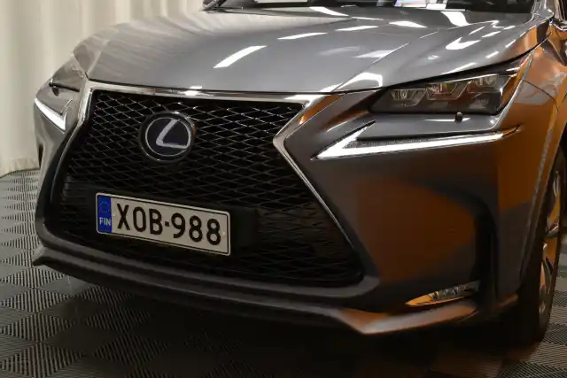 Harmaa Maastoauto, Lexus NX – XOB-988