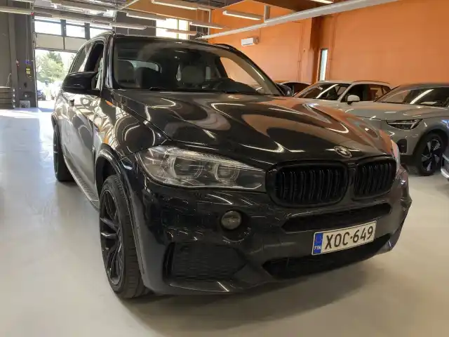 Musta Maastoauto, BMW X5 – XOC-649