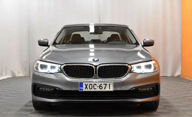 Harmaa Sedan, BMW 520 – XOC-671