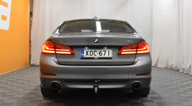 Harmaa Sedan, BMW 520 – XOC-671